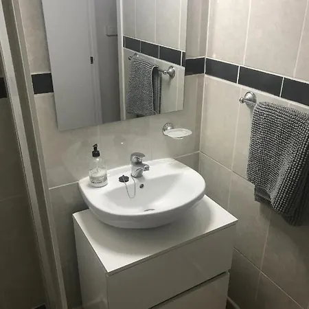 Centrally Located And Comfortable In 4b Appartement