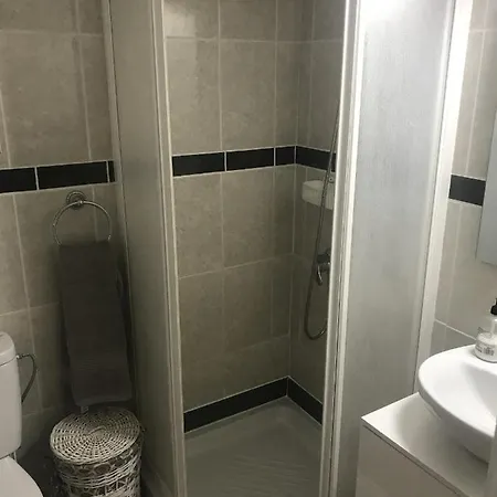 Centrally Located And Comfortable In 4b *