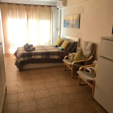 Centrally Located And Comfortable In 4b *