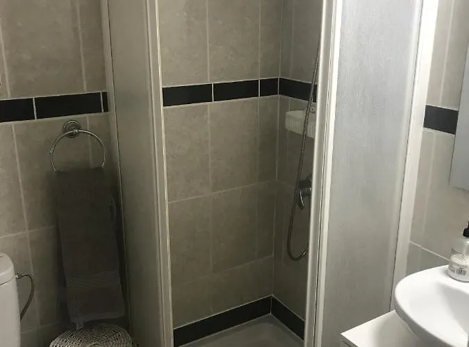 Centrally Located And Comfortable In 4b *